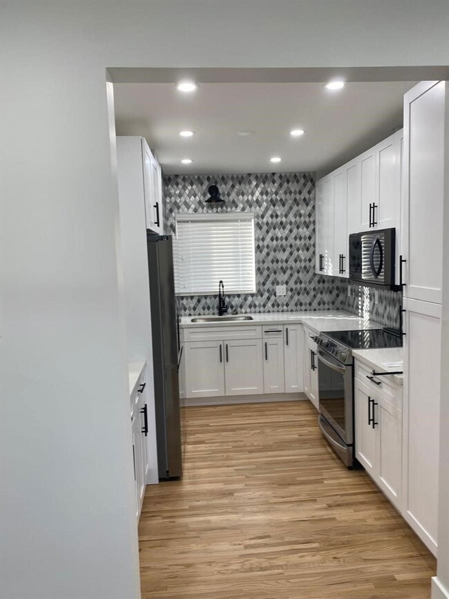 Photo - 170 W 58th St
