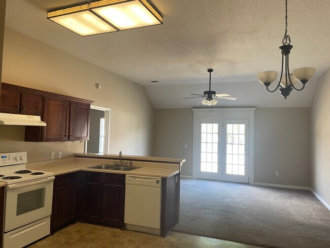 Photo - 140 Auburn Cir