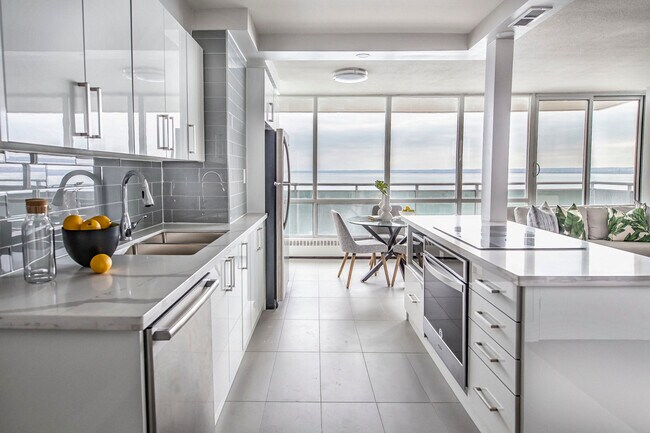 Photo - 2160 Lakeshore Rd