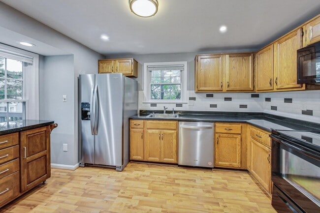 Photo - Beautifully maintained end unit Townhouse located in Stonebridge subdivision!