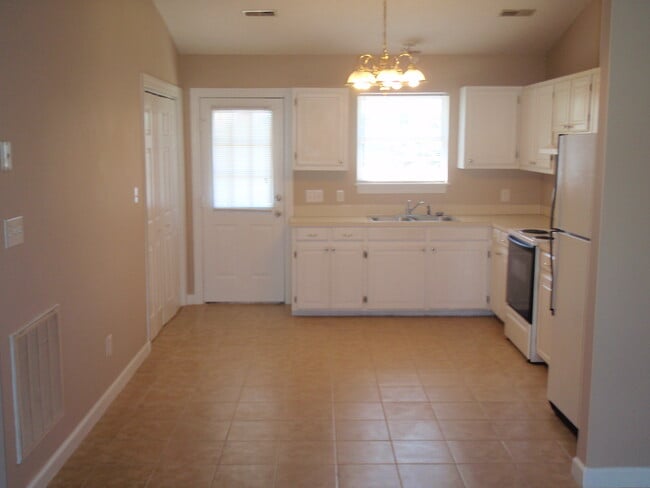 Cocina / Conexión para lavadora y secadora en el armario - 560 Snow Hill St Unidad A