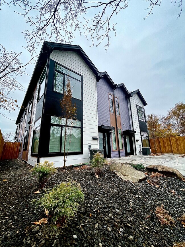 Front - Exterior - 2511 N Hamilton St Townhome