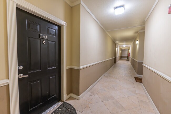 hallway and front door - 1133 Westchester Rdg NE Unidad 1133