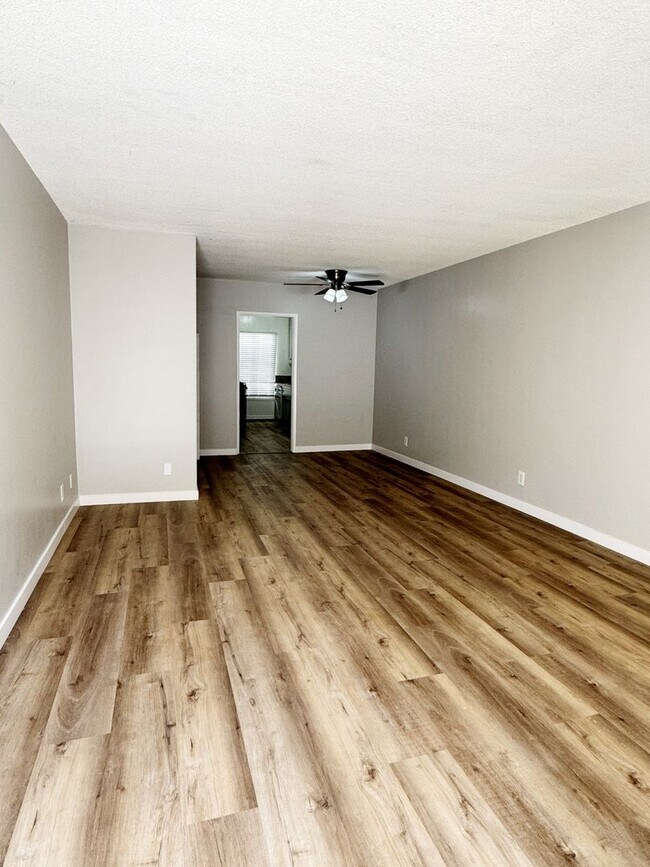 Photo - Bright Ground-Level 2-Bedroom with Great Storage Unidad 3
