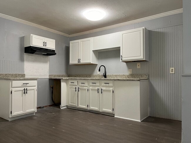 Photo - 3bd/1ba w/ Side Porch and Fully Fenced In Backyard!