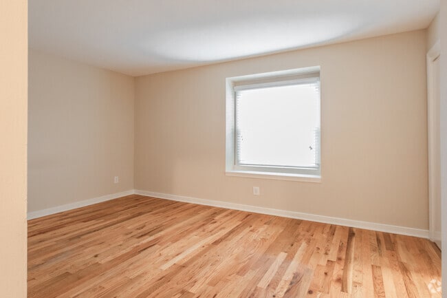 2BR,1.5BA,-1038SF,The Falcon - The Jamestown Apartments