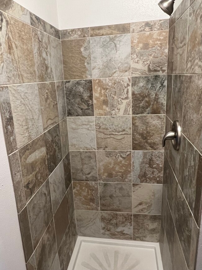 Photo - 915 W 5th St