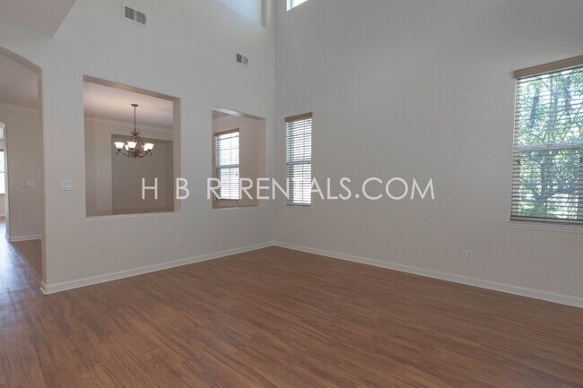 521 S Altura Ct