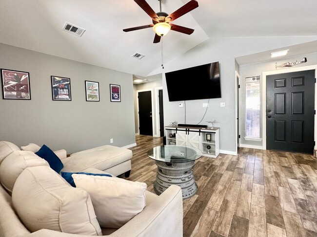 Photo - 1003 Markham Ln