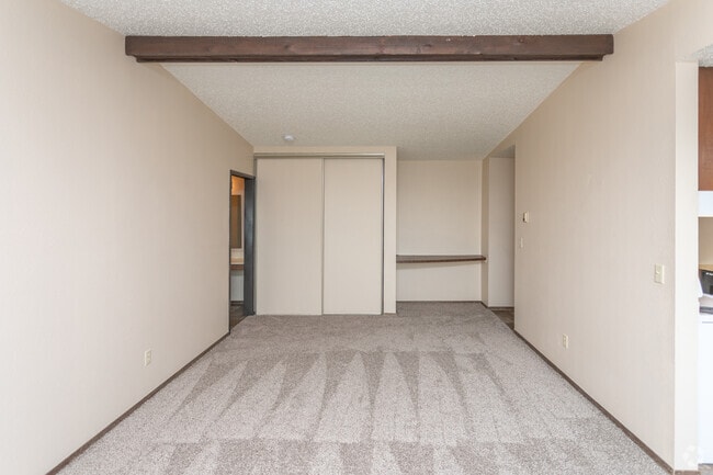 1BR, 1BA - 700SF