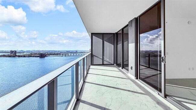 Photo - 700 NE 24th St Unidad 2704