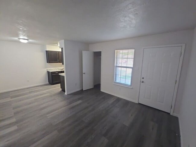 Photo - 900 E Leslie Cir