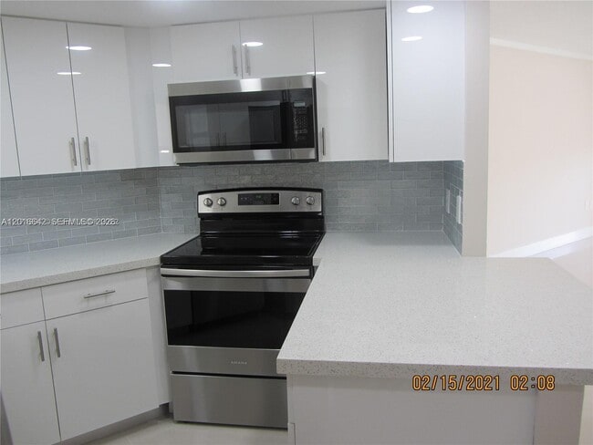 Building Photo - 8343 Lake Dr Unit 506
