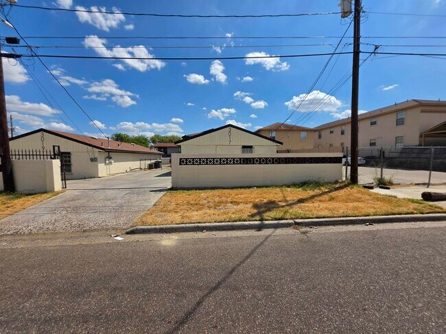 Building Photo - 3017 Corpus Christi St Unit B