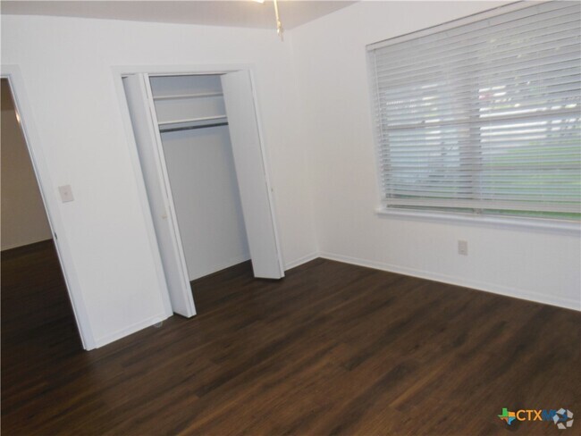 Building Photo - 1022 Clover Cir Rental