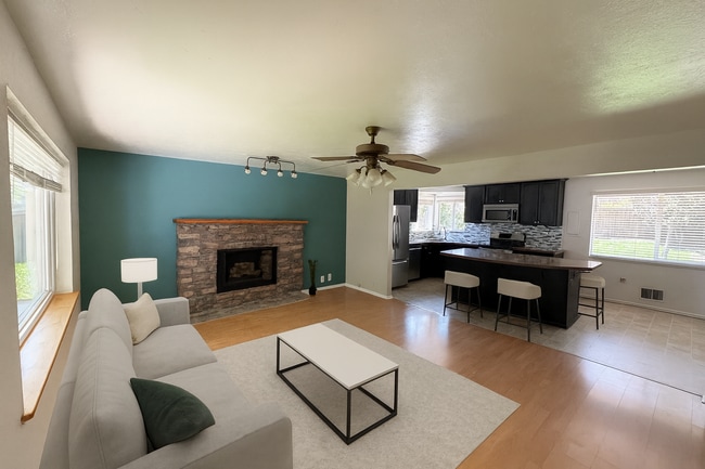 Beautiful 4-Bedroom Home in Arvada – Spaci... - Beautiful 4-Bedroom Home in Arvada – Spaci...