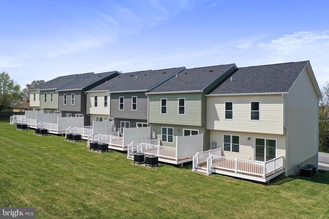 Photo - 320 W 11th St