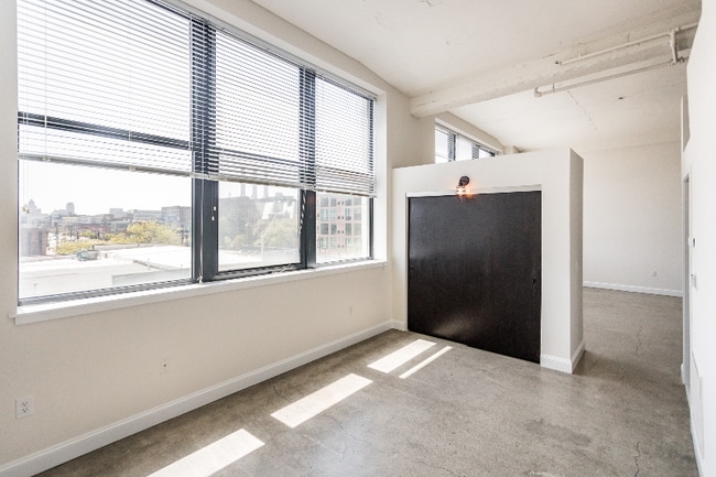 Photo - 4600 Woodward Ave Unidad 208