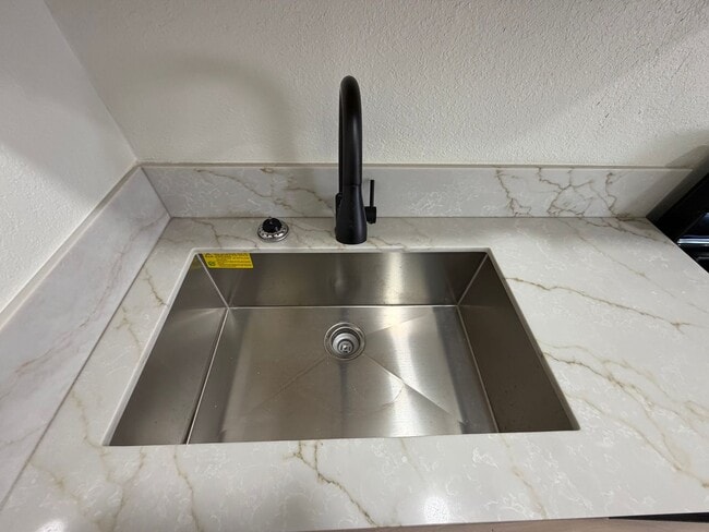 438 Perlite Way Unidad B