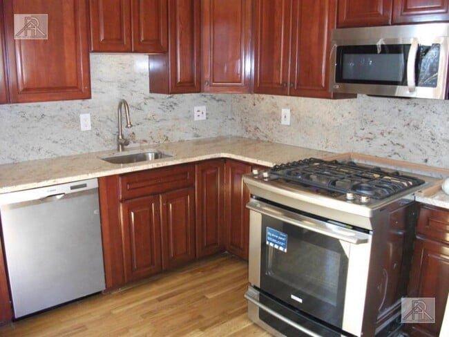 Building Photo - 3 bedroom in Brookline MA 02146 Unit 3 Rental
