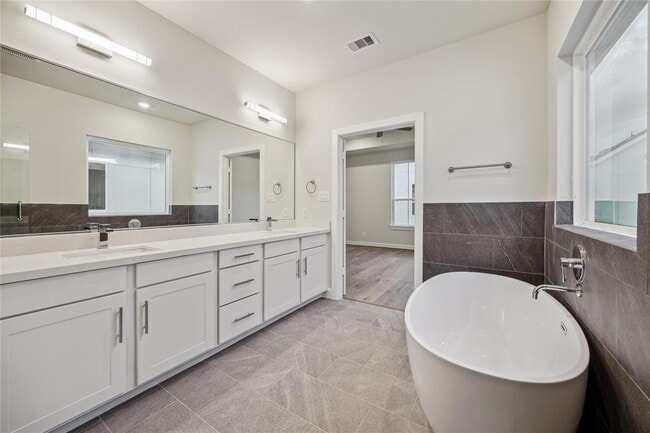 Photo - 3075 Hicks St