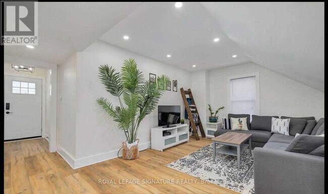 Photo - 659 Dolph St N Unit Upper