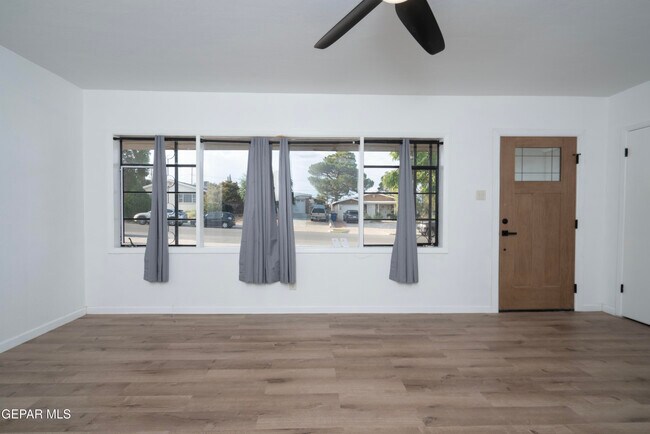 Photo - 4016 Titanic Ave