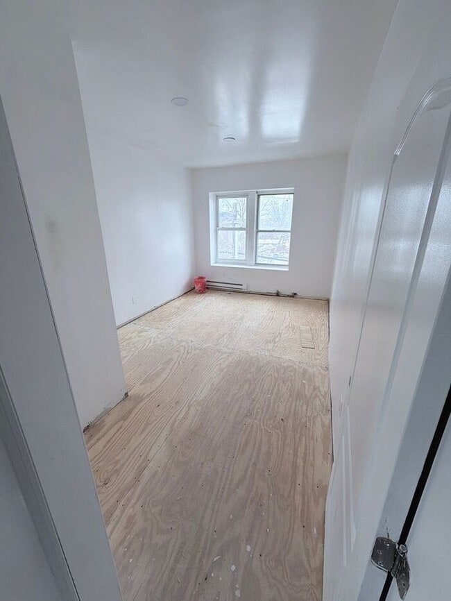 Photo - Police and first responders >> Three Beds , and One Bath