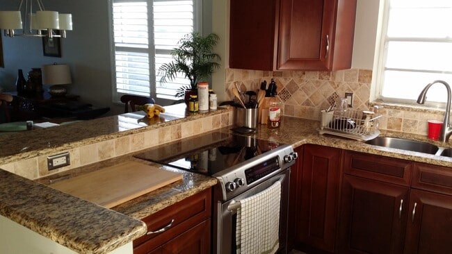 Building Photo - 1225 NW 21st St Unit 35-3508 Rental