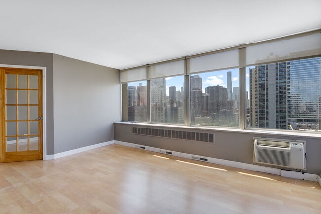 Photo - 1355 N Sandburg Terrace Unidad 1601D