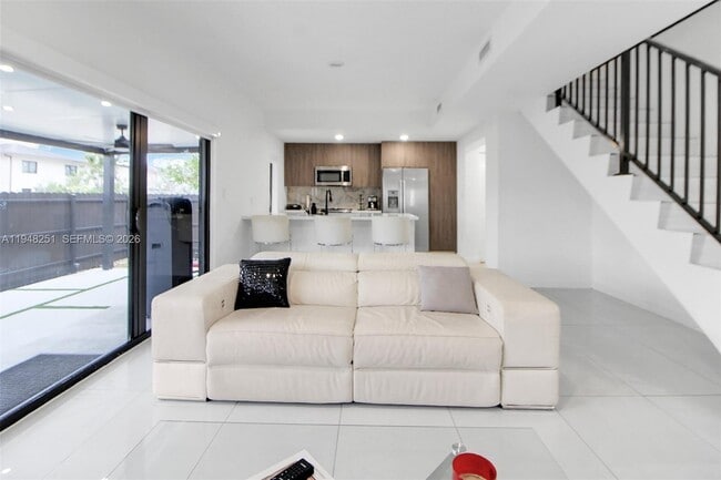 Photo - 320 NW 13th Ct