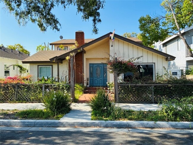 Photo - 2514 E 6th St Unidad B Rental