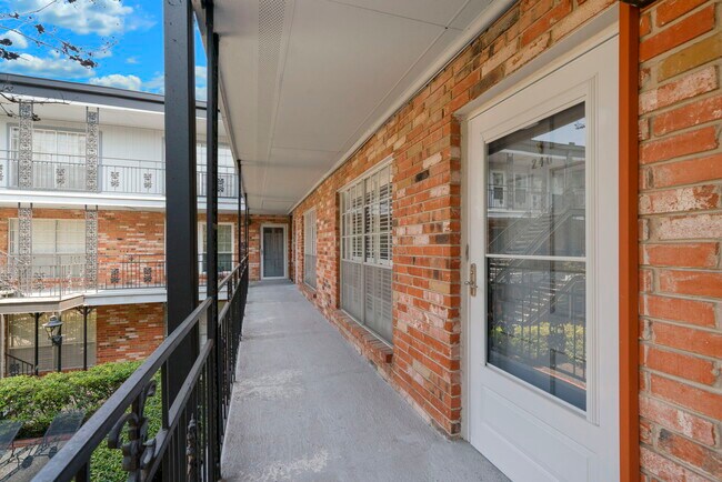 Chic 1-Bed Oasis with Pool & Walk-In Closets in Central San Antonio – $975/mo