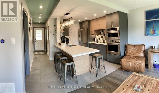 Photo - 35 Queenslea Dr