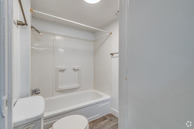 Shared Bathroom Studio - 300 SF