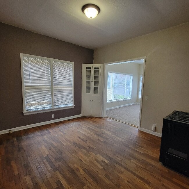 Photo - 319 SE Rose St