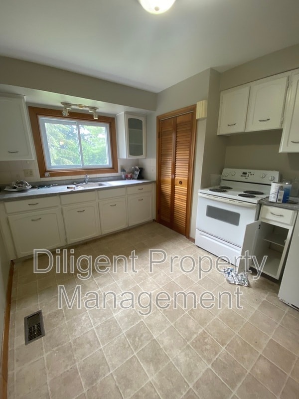 Photo - 927 Ellesmere Ave