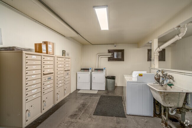 1BR, 1BA - 600SF - Laundry