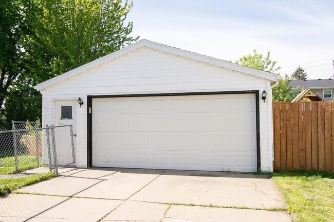 Photo - 4 bed 2 bed For Rent in Country Club Manor!