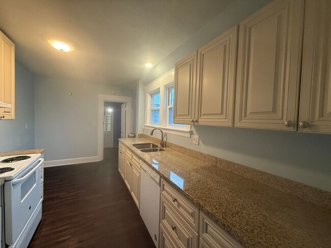 Building Photo - 597 Beech St Unit 2