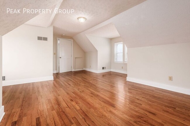 Photo - 1371 Summit St