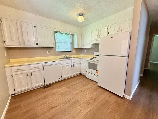 Photo - 916 Brentwood Dr