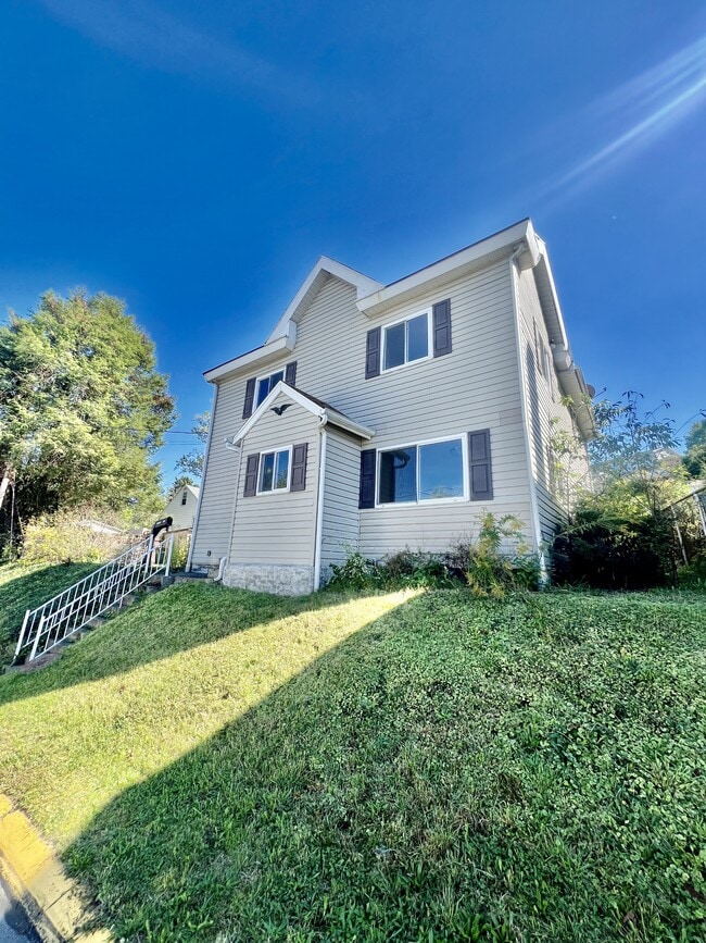 Photo - 544 Melrose St