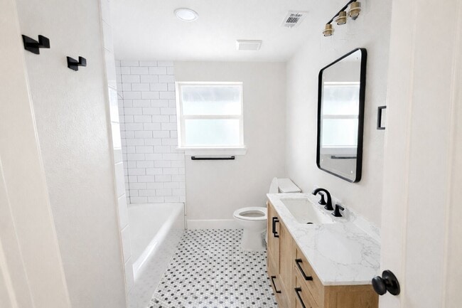 Photo - 2001 Brun St Unit 4