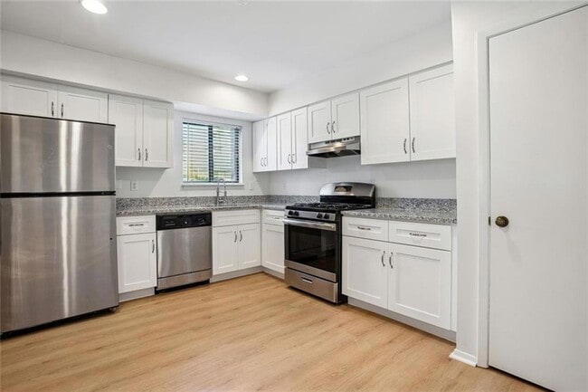 Photo - 2035 Powers Ferry Trce SE