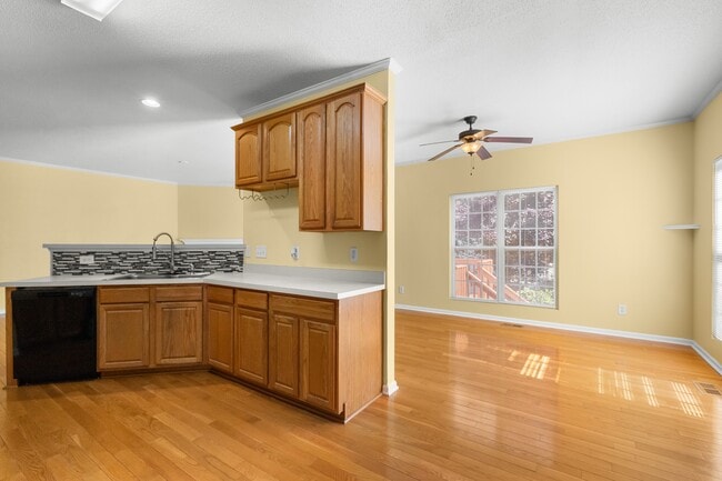 Photo - 100 Henson Pl