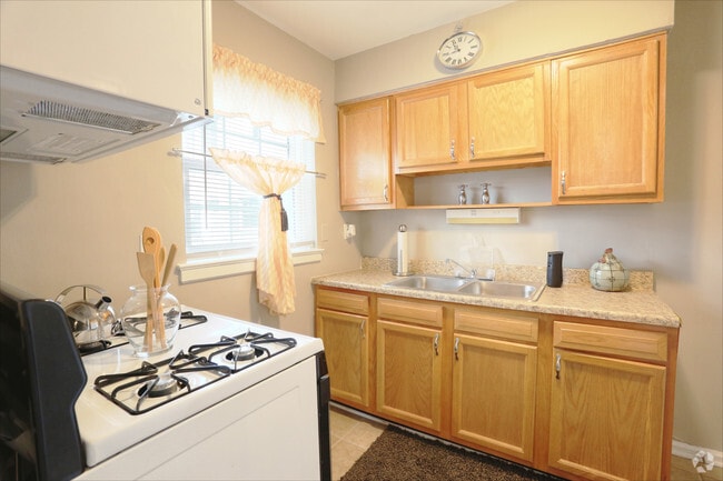 2BR, 1BA - 850 SF - Kitchen - Beechmont Townhomes