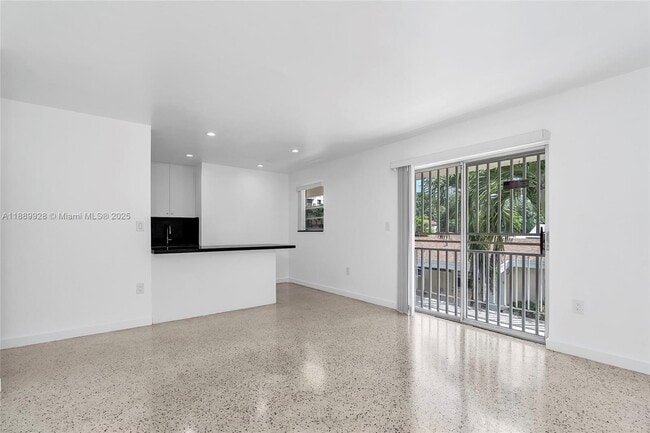 Photo - 559 SW 10th St Unit 4