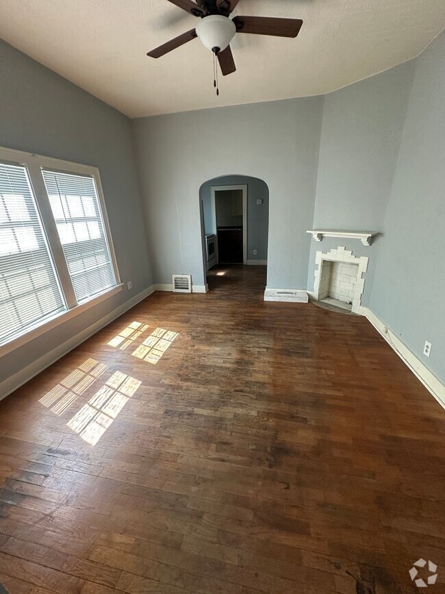 Building Photo - 705-707 W ASH Unit Duplex! Rental