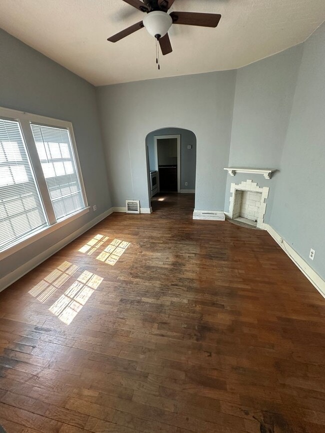 Building Photo - 705-707 W ASH Unit Duplex! Rental